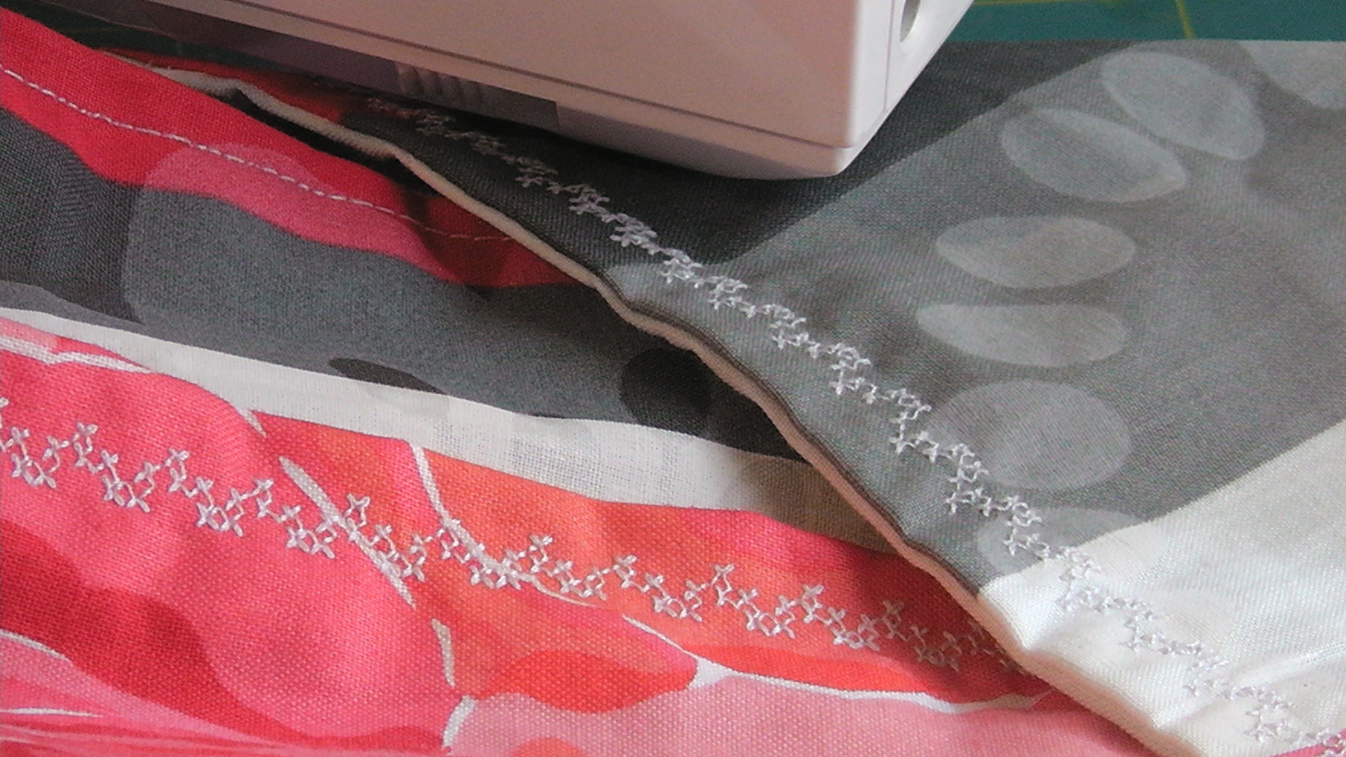 תקריב של תיק מהמם תפור