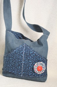 תיק צד חמוד עם פרח מקדימה